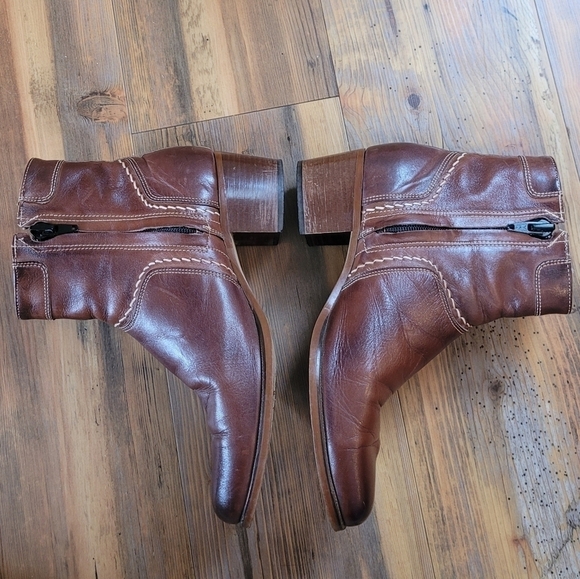 VINTAGE THE BAY Above Ankle Block Heel Boot, Brown Leather, Made in Canada - Picture 4 of 16